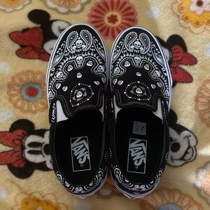 skull printed vans slip on shoes.